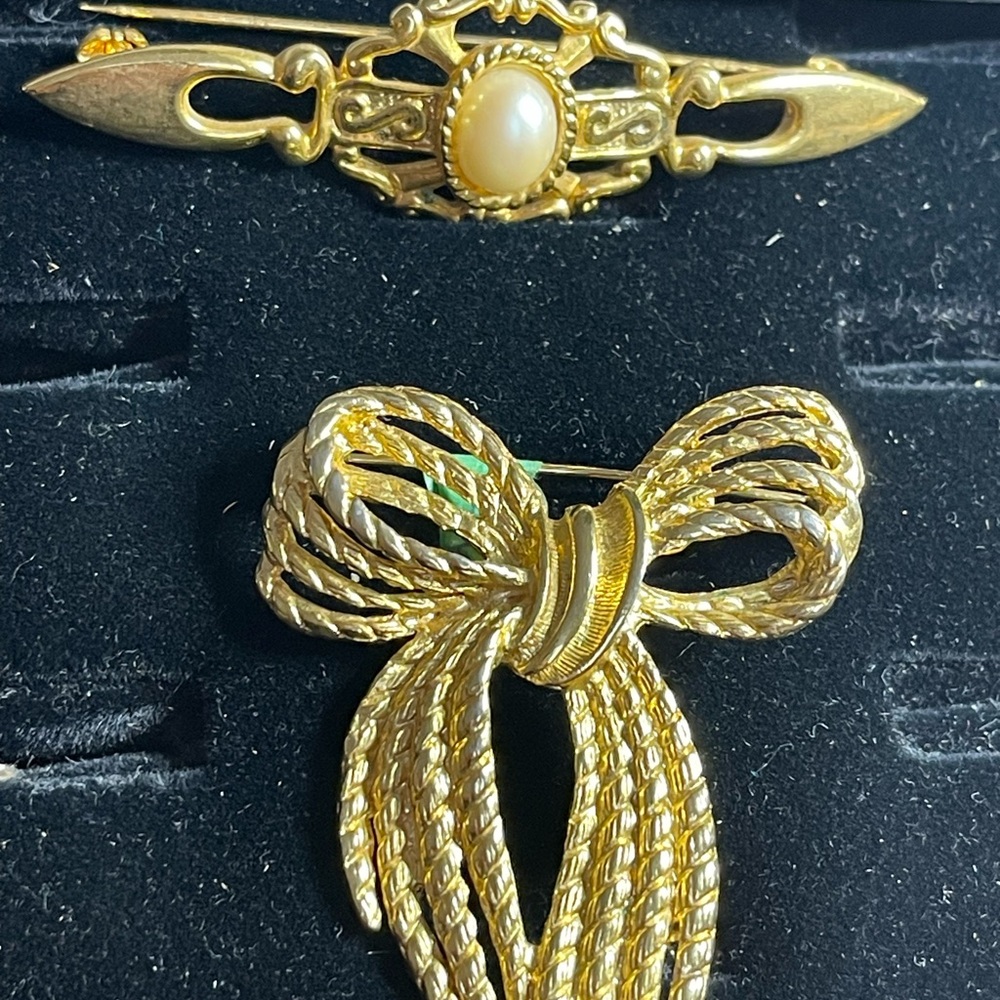 Gold tone Bow and bar Pendant Brooch set - Women Jewelry